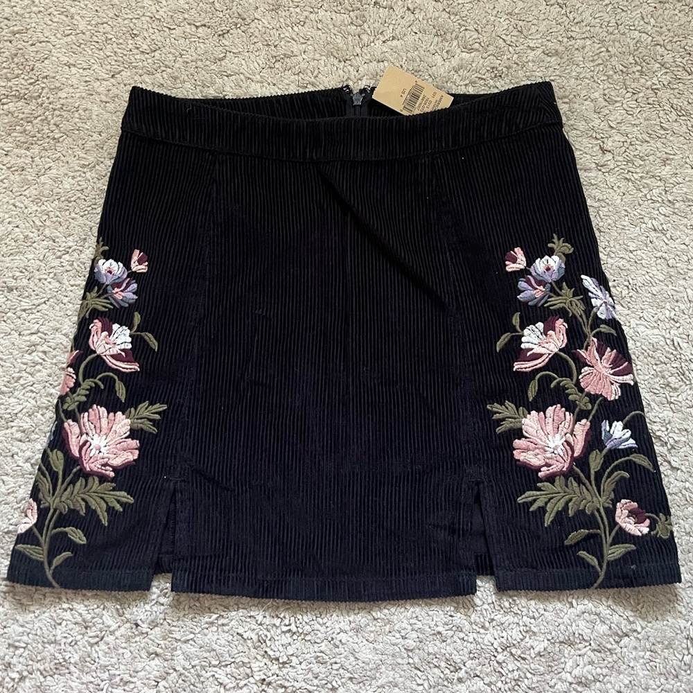 American Eagle black corduroy mini skirt floral embroidered size 6